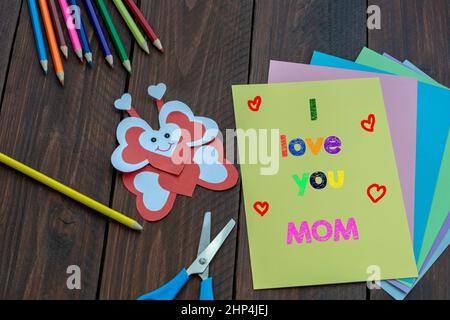 Handwerk, Schmetterling aus roten und weißen Papier Herzen Stockfoto