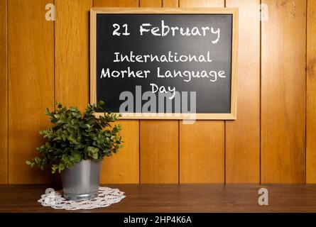 Eine Tafel mit der Aufschrift 21st. Februar Internationaler Tag der Muttersprache. Stockfoto