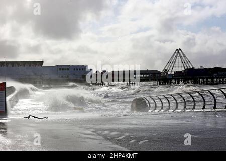 Blackpool, Großbritannien. 18th. Februar 2022. Der Sturm Eunice rampelt die Promenade von Blackpool durch die Straßenbahnen, die entlang der Küste abgesagt wurden. Mehrere Besucher riskierten immer noch einen Spaziergang an der Küste. Blackpool, Großbritannien. Kredit: Barbara Cook/Alamy Live Nachrichten Stockfoto