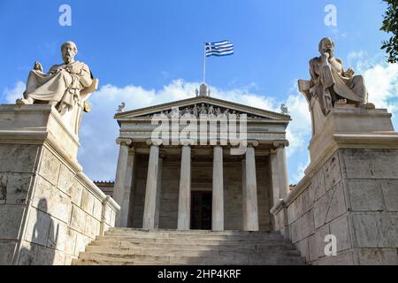 Statuen von Sokrates und Platon vor der Akademie von Athen. Stockfoto