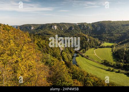 Blick auf das Obere Donautal vom Aussichtspunkt Rauher Stein bei Irndorf, Naturpark Obere Donau, Schwäbische Alb, Baden-Württemberg, Deutschland Stockfoto
