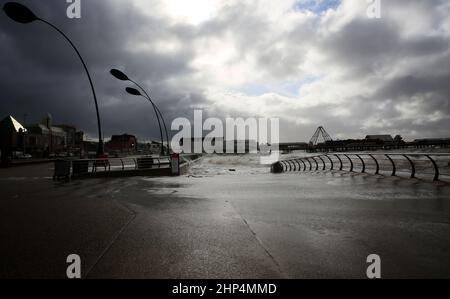 Blackpool, Großbritannien. 18th. Februar 2022. Der Sturm Eunice rampelt die Promenade von Blackpool durch die Straßenbahnen, die entlang der Küste abgesagt wurden. Mehrere Besucher riskierten immer noch einen Spaziergang an der Küste. Blackpool, Großbritannien. Kredit: Barbara Cook/Alamy Live Nachrichten Stockfoto