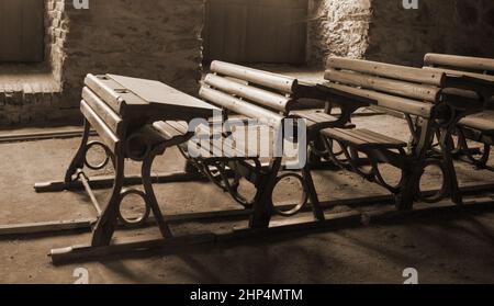 Bänke Alte verstaubte der Schüler in den alten Zimmer mit Spinnennetz im Sepia Farbe. Stockfoto