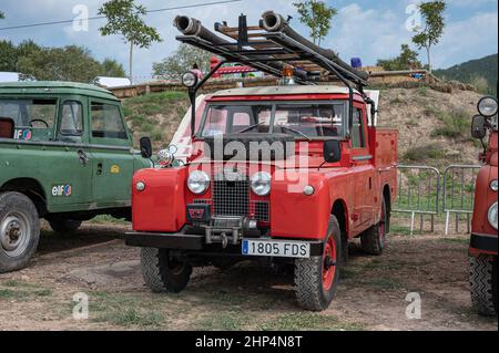 Blick auf den alten Land Rover Santana Serie II von Firemen in Rot an einem sonnigen Tag in Suria, Spanien Stockfoto