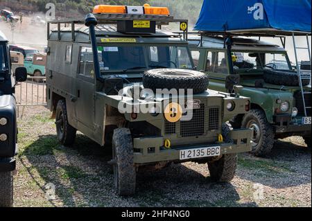 Blick auf das Land Rover Santana Ligero Assistenzfahrzeug an einem sonnigen Tag in Suria, Spanien Stockfoto