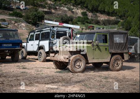 Blick auf das Land Rover Santana Ligero Fahrzeug auf dem Feld an einem sonnigen Tag in Suria, Spanien Stockfoto