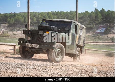 Ansicht des Army Land Rover Santana Ligero in grüner Farbe an einem sonnigen Tag in Suira, Spanien Stockfoto