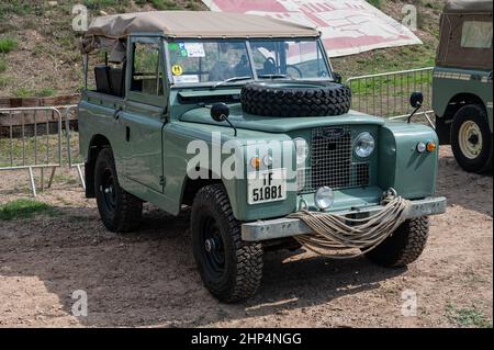 Blick auf das Land Rover Santana Series II Fahrzeug, das an einem sonnigen Tag im spanischen Suria auf dem Rasen geparkt ist Stockfoto