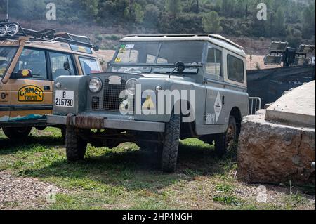 Blick auf das Land Rover Santana Series II Fahrzeug, das an einem sonnigen Tag im spanischen Suria auf dem Rasen geparkt ist Stockfoto