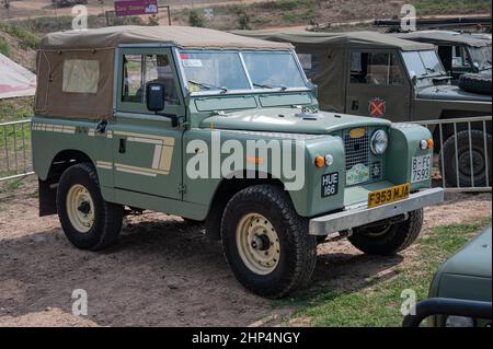 Blick auf das Land Rover Santana Series II Fahrzeug, das an einem sonnigen Tag im spanischen Suria auf dem Rasen geparkt ist Stockfoto