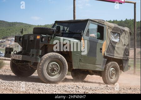 Ansicht des Army Land Rover Santana Ligero in grüner Farbe an einem sonnigen Tag in Suria, Spanien Stockfoto