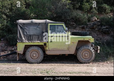 Blick auf das Land Rover Santana Ligero Fahrzeug auf dem Feld an einem sonnigen Tag in Suria, Spanien Stockfoto