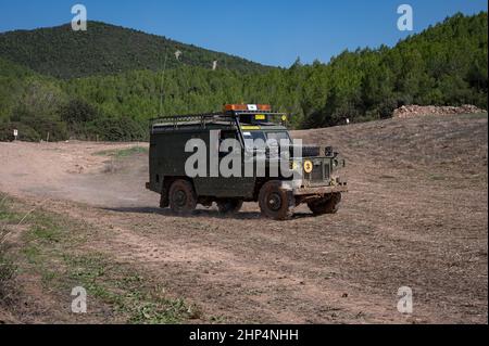 Blick auf das Land Rover Santana Ligero Assistenzfahrzeug auf dem Feld an einem sonnigen Tag in Suria, Spanien Stockfoto