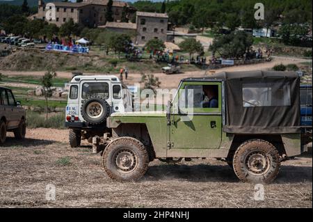 Blick auf das Land Rover Santana Ligero Fahrzeug auf dem Feld an einem sonnigen Tag in Suria, Spanien Stockfoto