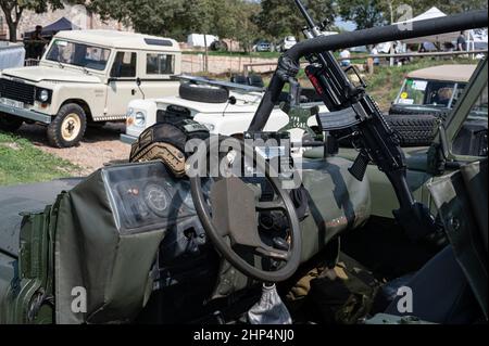 Blick auf das militärische Kurzfahrzeug Land Rover Santana Serie III an einem sonnigen Tag in Suria, Spanien Stockfoto