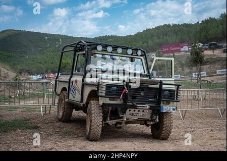 Blick auf Land Rover Santana Serie III mit Überrollbügel an einem sonnigen Tag in Suria, Spanien Stockfoto