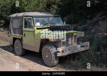 Blick auf das Land Rover Santana Ligero Fahrzeug auf dem Feld an einem sonnigen Tag in Suria, Spanien Stockfoto