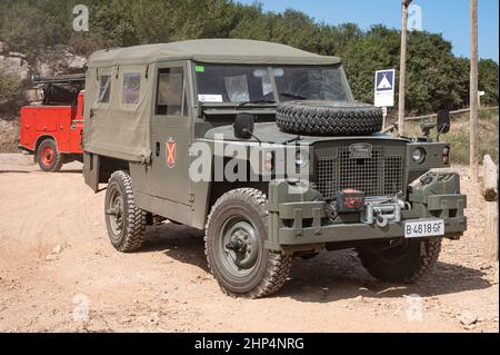 Blick auf Army Land Rover Santana Ligero in grüner Farbe an einem sonnigen Tag Stockfoto