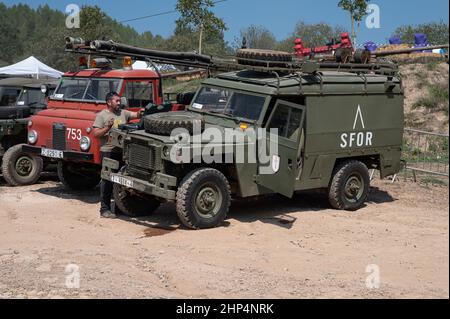 Ein Blick auf Land Rover Santana Ligero der SFOR-Armee an einem sonnigen Tag in Suria, Spanien Stockfoto