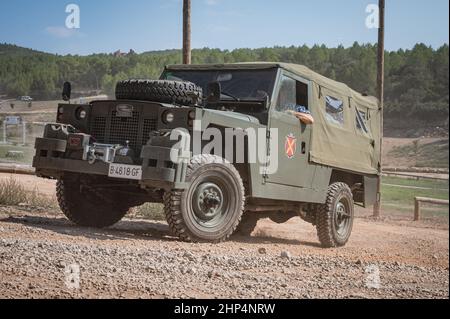 Ansicht des Army Land Rover Santana Ligero in grüner Farbe an einem sonnigen Tag in Suria, Spanien Stockfoto