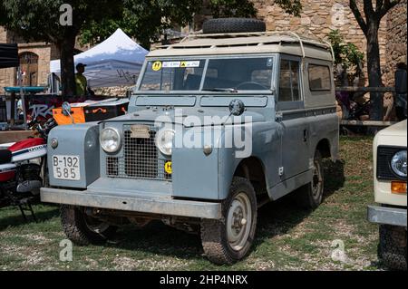 Blick auf das Land Rover Santana Series II Fahrzeug, das an einem sonnigen Tag im spanischen Suria auf dem Rasen geparkt ist Stockfoto