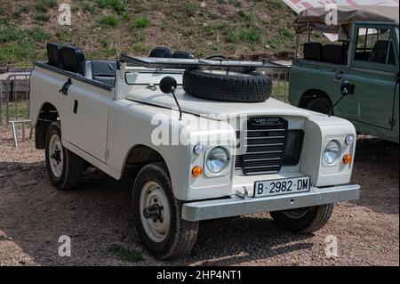 Blick auf das Land Rover Santana Series III Short Open Top Fahrzeug in Weiß an einem sonnigen Tag in Suria, Spanien Stockfoto