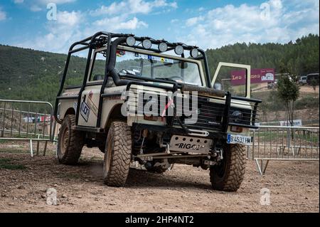 Blick auf Land Rover Santana Serie III mit Überrollbügel an einem sonnigen Tag in Suria, Spanien Stockfoto