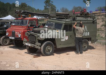 Blick auf Land Rover Santana Ligero der SFOR-Armee an einem sonnigen Tag in Suria, Spanien Stockfoto