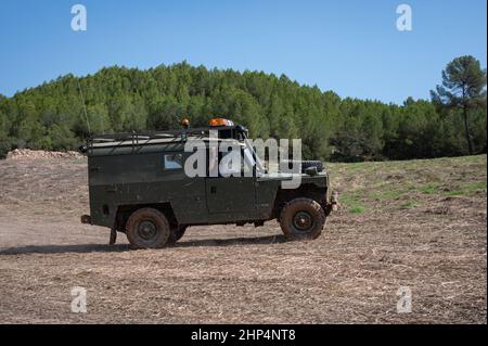 Blick auf das Land Rover Santana Ligero Assistenzfahrzeug auf dem Feld an einem sonnigen Tag in Suria, Spanien Stockfoto