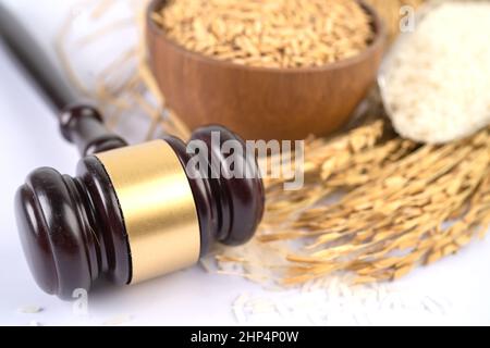 Beurteilen Sie den Hammer mit gutem Getreidreis von der landwirtschaftlichen Farm. Gesetz und Gericht Konzept. Stockfoto