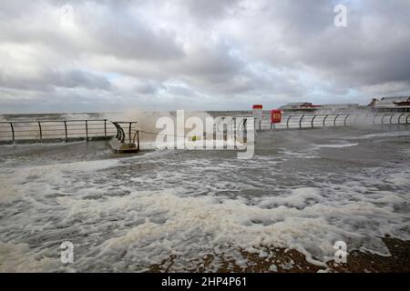 Blackpool, Großbritannien. 18th. Februar 2022. Der Sturm Eunice rampelt die Promenade von Blackpool durch die Straßenbahnen, die entlang der Küste abgesagt wurden. Mehrere Besucher riskierten immer noch einen Spaziergang an der Küste. Blackpool, Großbritannien. Kredit: Barbara Cook/Alamy Live Nachrichten Stockfoto