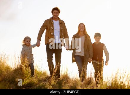 Familie ist alles. Porträt einer glücklichen Familie auf einem morgendlichen Spaziergang zusammen. Stockfoto