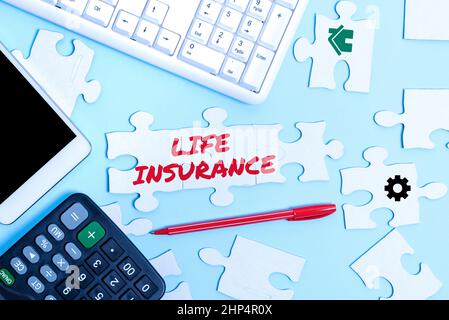 Konzeptionelle Darstellung Lebensversicherung, Konzept Bedeutung Zahlung von Todesgeld oder Verletzung Begräbnis oder medizinische Forderung Erstellen eines unfertigen weißen Jigsaw Patt Stockfoto