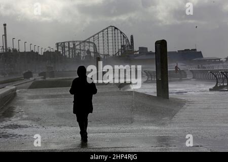 Blackpool, Großbritannien. 18th. Februar 2022. Der Sturm Eunice rampelt die Promenade von Blackpool durch die Straßenbahnen, die entlang der Küste abgesagt wurden. Mehrere Besucher riskierten immer noch einen Spaziergang an der Küste. Blackpool, Großbritannien. Kredit: Barbara Cook/Alamy Live Nachrichten Stockfoto