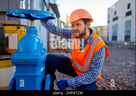 Bauarbeiter überprüft Schieber und Sieb des Industrieherstellers auf der Baustelle Stockfoto