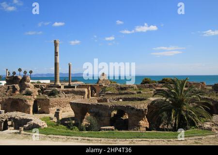 Kathargo, Tunesien. 14th März 2021. Blick auf die Ruinen der Antoninus-Pius-Thermen, die zu den imposantesten römischen Bauten Karthago gehörten. Karthago entwickelte sich im 7th. Jahrhundert v. Chr. zur wichtigsten See- und Handelsmacht im westlichen Mittelmeer. Quelle: Cindy Riechau/dpa/Alamy Live News Stockfoto