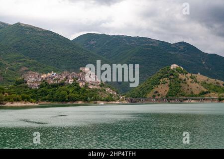 Landschaft des Turano-Sees und der kleinen Stadt Castel di Tora und Borgo Monte Antuni, Latium, Italien Stockfoto