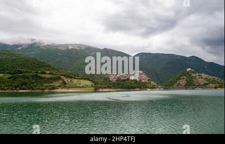 Landschaft des Turano-Sees und der kleinen Stadt Castel di Tora und Borgo Monte Antuni, Latium, Italien Stockfoto