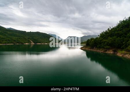 Laderlandschaft des Turanosees, Latium, an einem bewölkten Tag Stockfoto