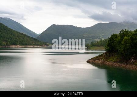 Laderlandschaft des Turanosees, Latium, an einem bewölkten Tag Stockfoto