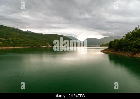 Laderlandschaft des Turanosees, Latium, an einem bewölkten Tag Stockfoto