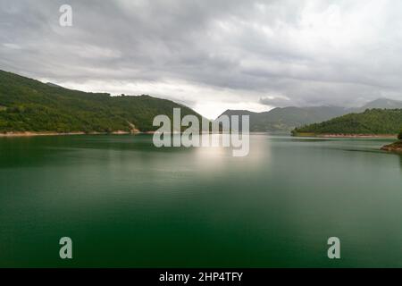 Laderlandschaft des Turanosees, Latium, an einem bewölkten Tag Stockfoto