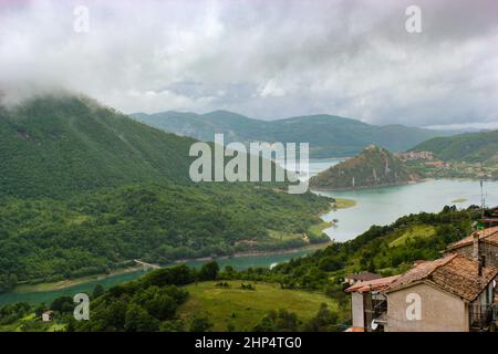 Landschaft des Turano-Sees und der kleinen Stadt Castel di Tora und Borgo Monte Antuni, Latium, Italien Stockfoto