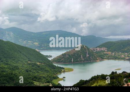 Landschaft des Turano-Sees und der kleinen Stadt Castel di Tora und Borgo Monte Antuni, Latium, Italien Stockfoto