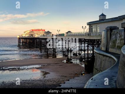 Der ikonische Cromer (Norfolk) Pier bei tiefem Wintersonnenstand, 2021. Januar in ruhiger See bei Ebbe Stockfoto