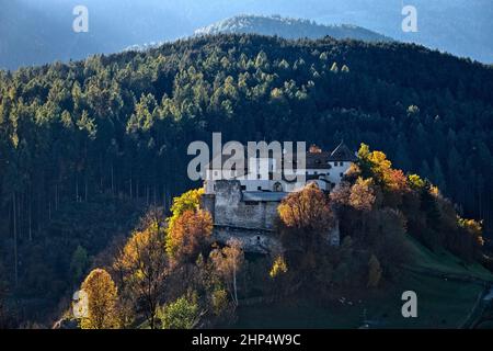 Die Gaderburg (Sonnenburg) war eine mittelalterliche Festung und ein Kloster der Nonnen. St. Lorenzen, Pusteria, Südtirol, Italien. Stockfoto