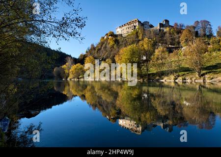 Die Gaderburg (Sonnenburg) war eine mittelalterliche Festung und ein Kloster der Nonnen. St. Lorenzen, Pusteria, Südtirol, Italien. Stockfoto