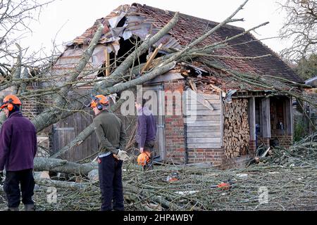 Waverley Lane, Elstead. 18th. Februar 2022. Hurrikan Force Winds trafen heute die Heimatländer, als Sturm Eunace Land machte. Sturmschaden in Elstead in der Nähe von Godalming in Surrey. Kredit: james jagger/Alamy Live Nachrichten Stockfoto