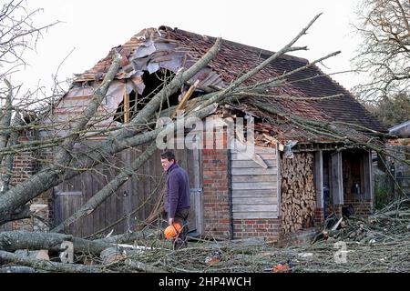 Waverley Lane, Elstead. 18th. Februar 2022. Hurrikan Force Winds trafen heute die Heimatländer, als Sturm Eunace Land machte. Sturmschaden in Elstead in der Nähe von Godalming in Surrey. Kredit: james jagger/Alamy Live Nachrichten Stockfoto