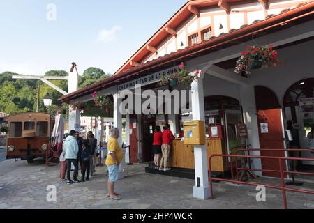 Touristen kaufen Zugtickets am Bahnhof La Rhune, Sare, Pays Basque, Pyrenees Atlantiques, Frankreich Stockfoto